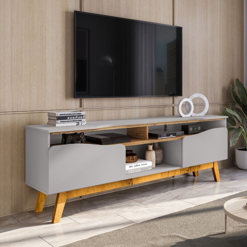 Rack-para-TV-Ate-75-Polegadas-2-Portas-com-Pes-de-Madeira-Macica-Ilhabela-Bechara